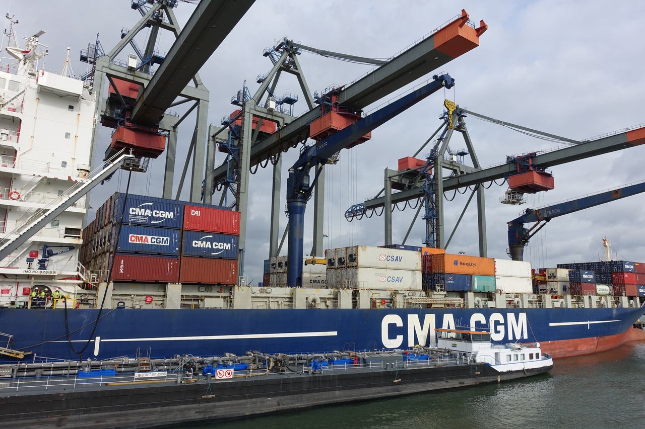 Véhicules en attente d'embarquement sur un terminal portuaire